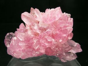 кристалл розового кварца