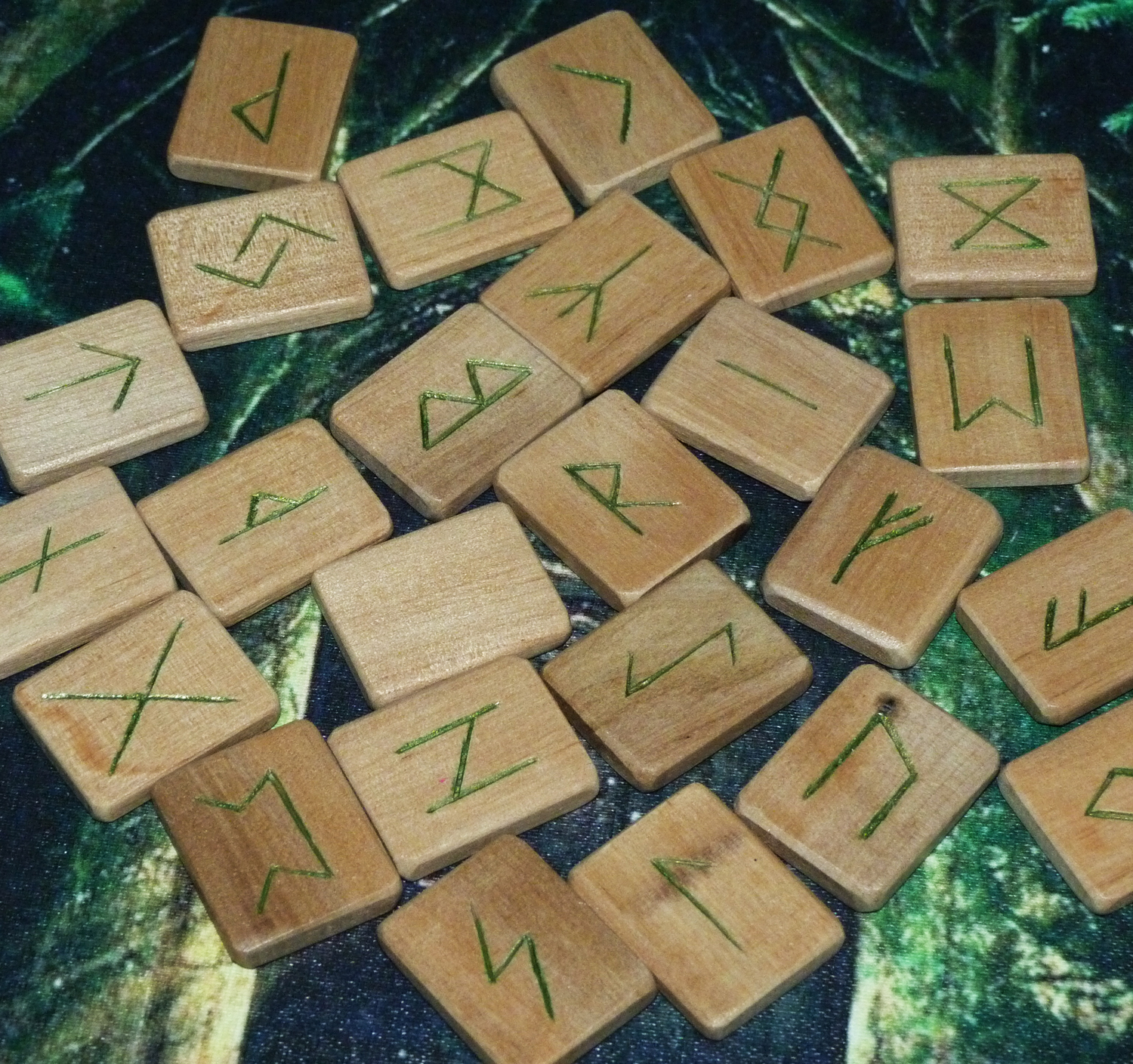 Скандинавские руны обои. Рунолог спб. Рунический набор. Руны санкт петербург. Сердолик камень руны.