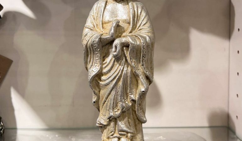 Статуэтка Будда на лотосе