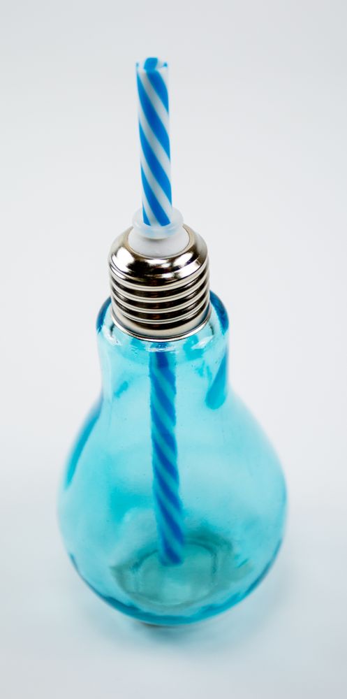 Стакан в форме лампочки. Стакан лампа. Стакан лампочка. Стакан в форме лампочки. Коктейль в стакане с трубочкой.